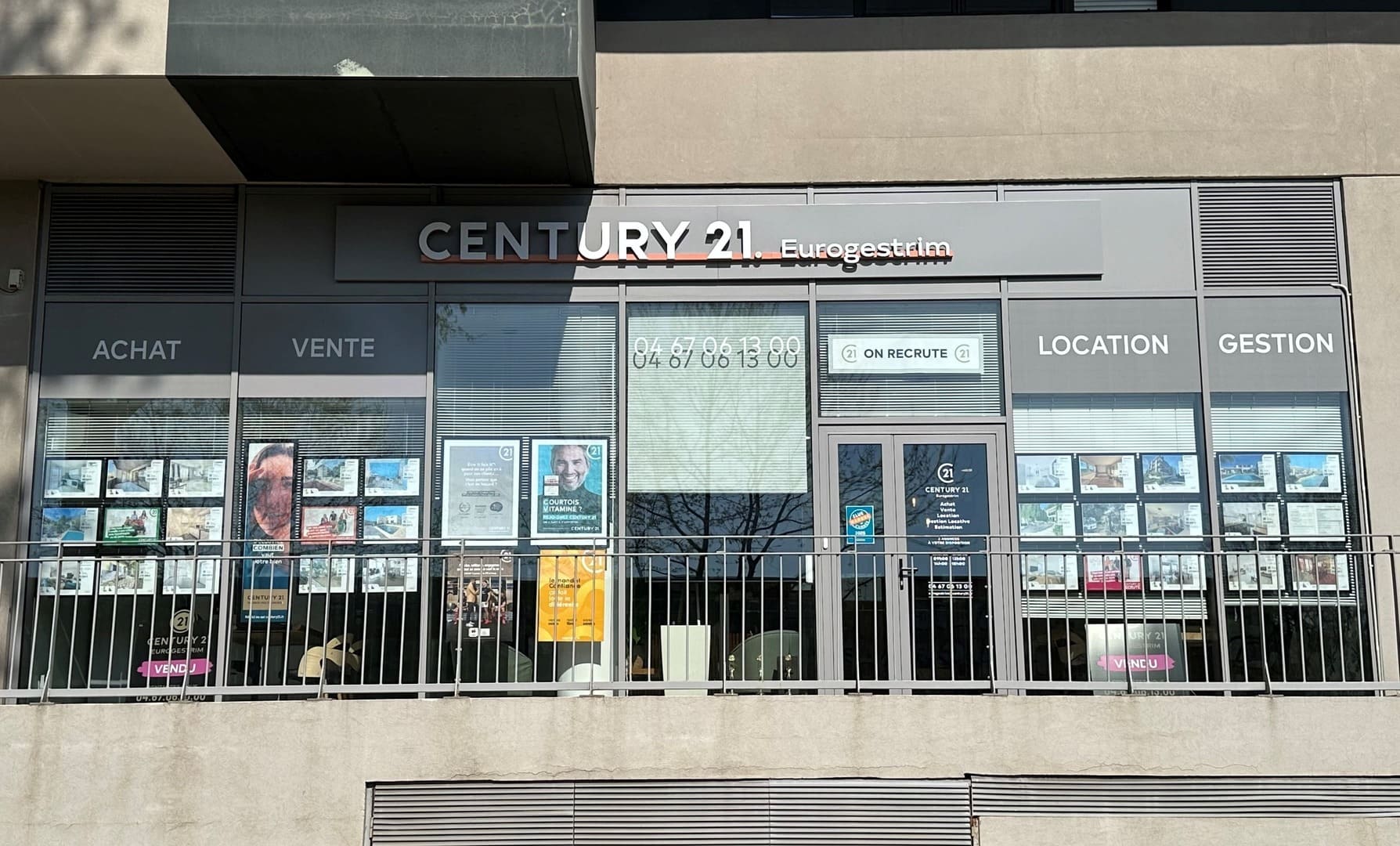 Accueil moderne et lumineux de l’agence Century 21 Montpellier avec espace de réception et décoration contemporaine.