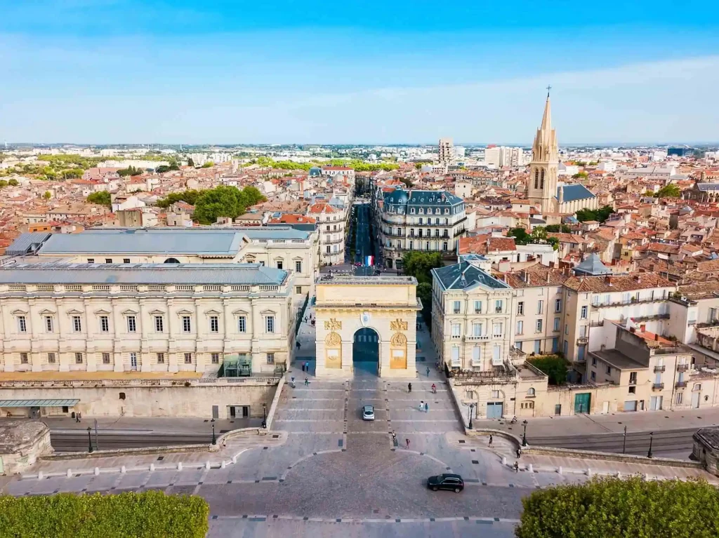 Vue aérienne de l’Arc de Triomphe de Montpellier et de la promenade du Peyrou