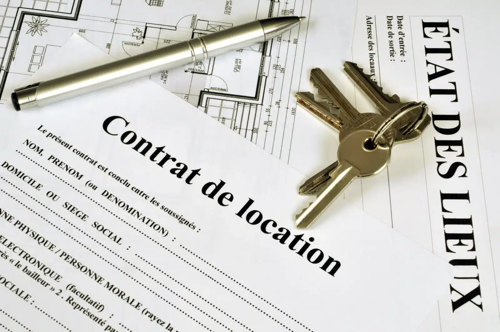 Contrat de location, trousseau de clés et état des lieux, symbolisant le dépôt de garantie entre locataire et propriétaire.