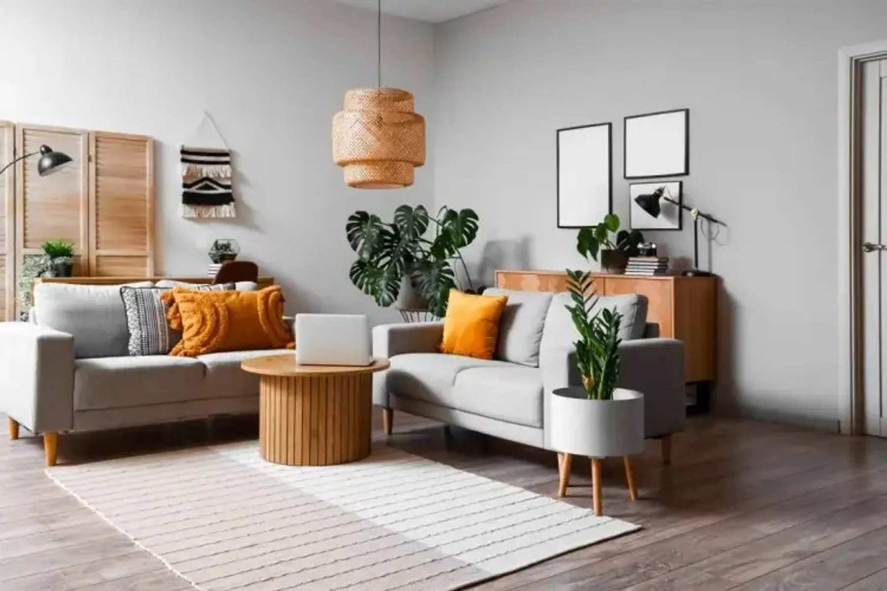 Salon moderne aménagé avec home staging pour valoriser une maison à vendre
