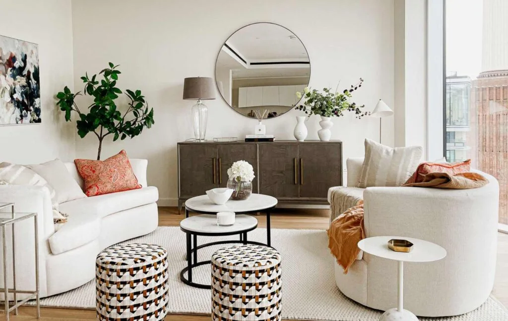 Salon moderne et lumineux mis en valeur par le home staging pour vendre une maison plus facilement