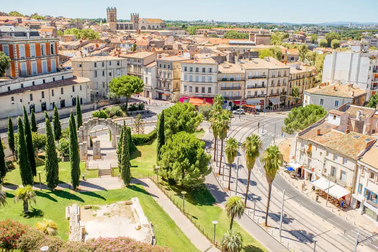 Vue aérienne du centre historique de Montpellier avec la cathédrale et les Arceaux, quartier prisé pour l'immobilier