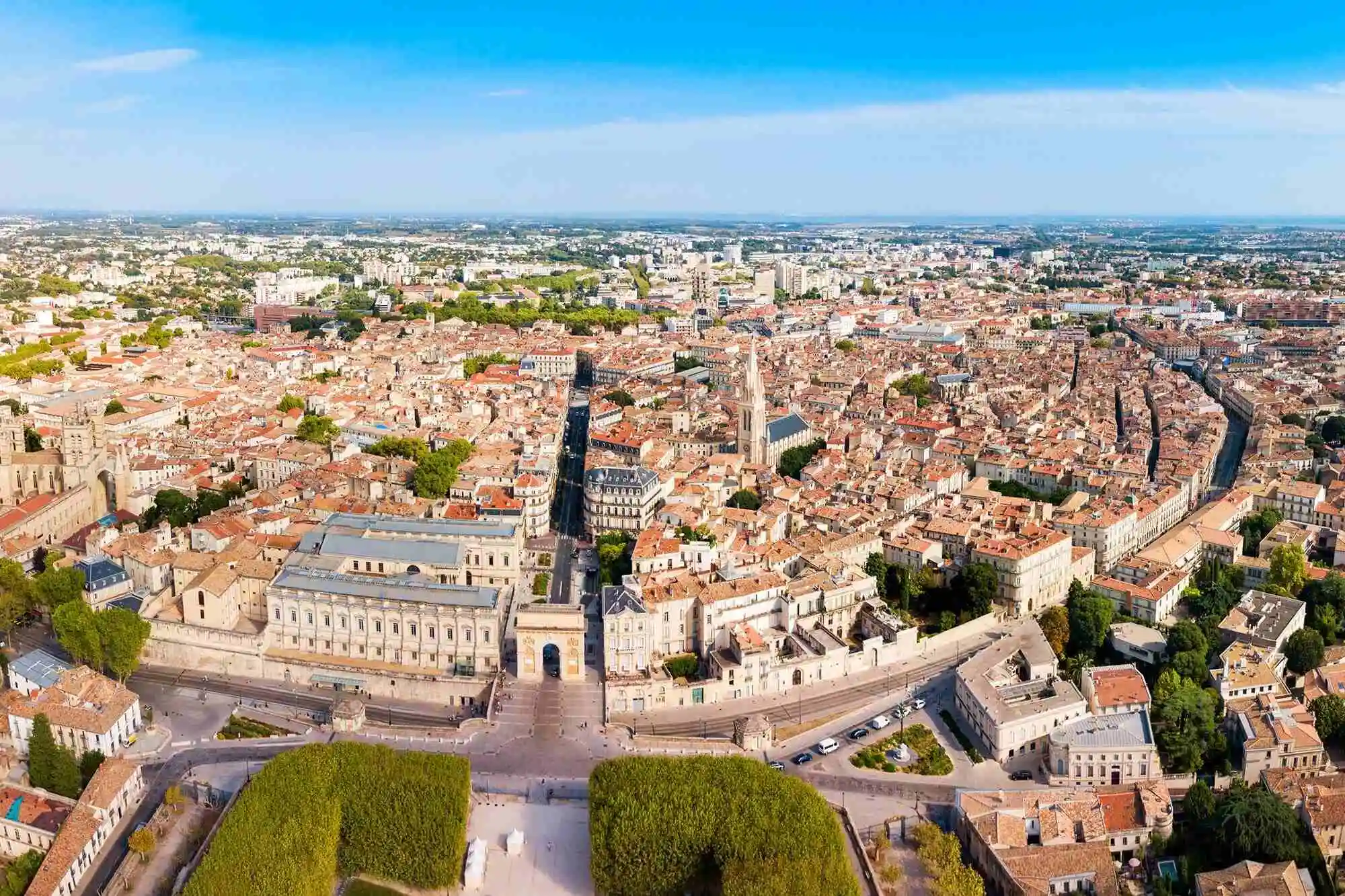 Panorama aérien de Montpellier avec toits ocres et monuments emblématiques
