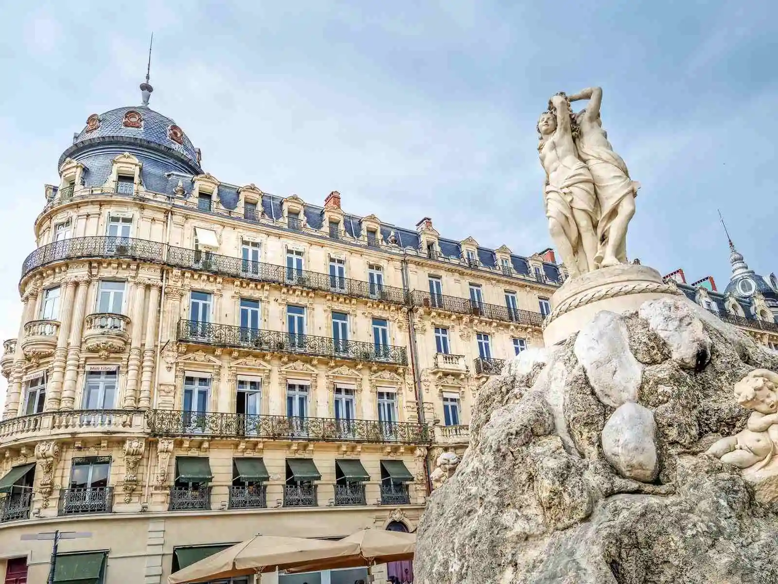 Place de la Comédie à Montpellier avec fontaine et immeubles haussmanniens, quartier emblématique pour l’immobilier