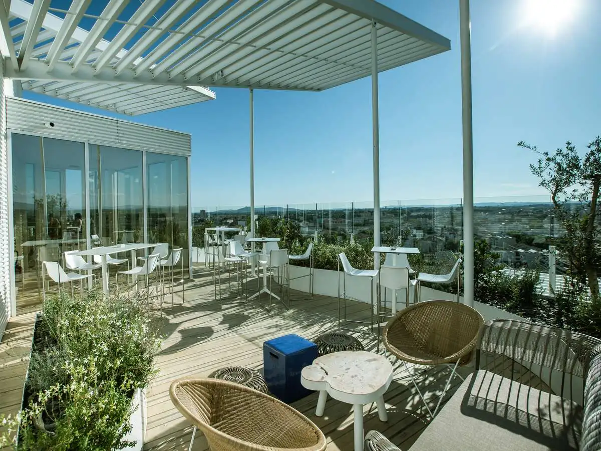 Terrasse panoramique de l’Arbre Blanc à Montpellier offrant une vue sur la ville et la Méditerranée