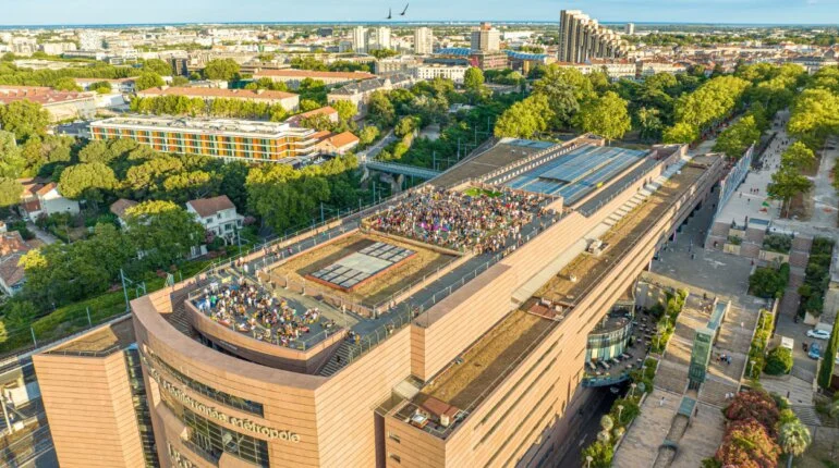 Vue depuis le toit du Corum à Montpellier avec panorama sur la ville et ses quartiers