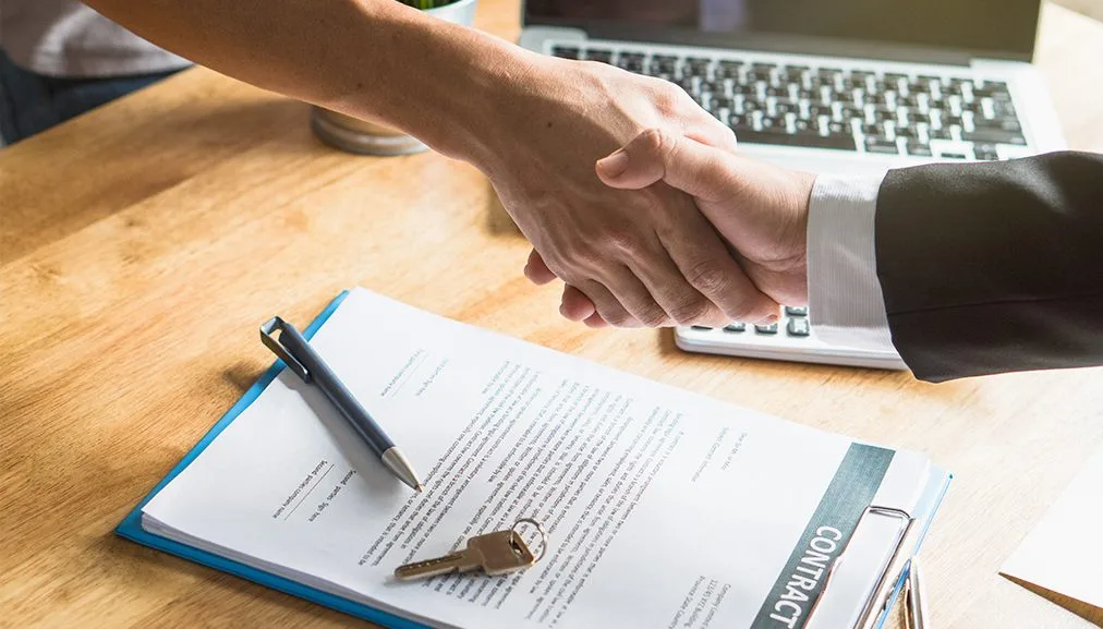 Signature contrat de location appartement avec remise des clés